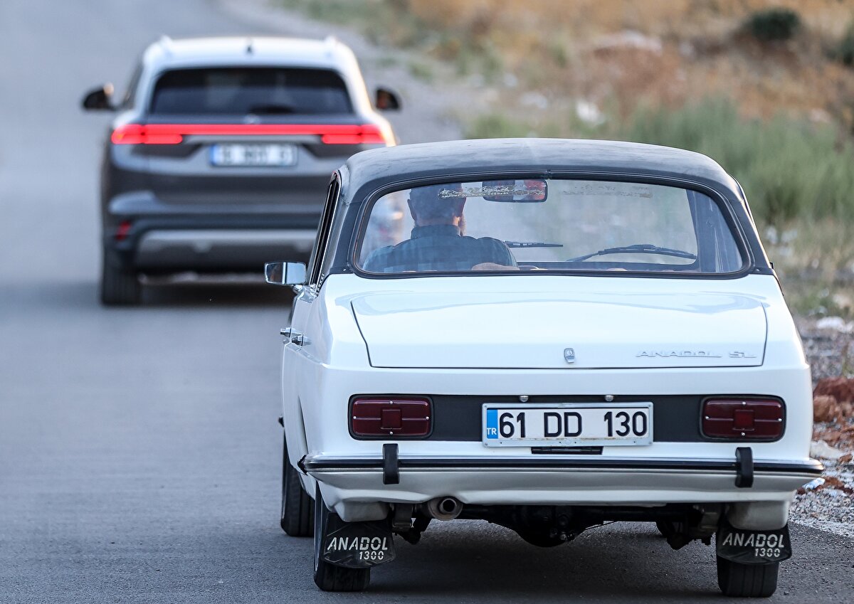 "Memleketim Of'a Togg'la gideceğim"<br><br>Vahapoğlu, evine taktırdığı taşınabilir cihazıyla Togg T10X'i kolaylıkla şarj edebildiğini ifade ederek, yaklaşık 4-5 saat gibi bir sürede bataryanın yüzde 80 doluluğa ulaştığını söyledi.<br><br><br>