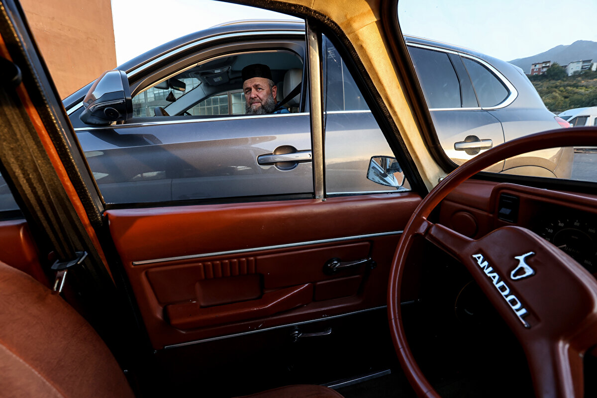 Japon marka aracımı satıp Togg aldım"<br><br>Togg T10X'i çok beğendiğini vurgulayan Vahapoğlu, şunları kaydetti:<br><br>"Ben sürekli araba kullanmakta olan biriyim. Japon marka arabamı satarak bu arabayı aldım. Üç haftalık kullanım neticesinde çok beğendim. Gerek yol tutuşu, ağırlık merkezinin aşağıda oluşu, gerekse rampalardan inerken veya gaz kestiğinde arabanın enerji tasarruf etme özelliği çok hoş şeyler... Bir de bu arabanın en güzel özelliklerinden biri çok seri olması, şehir içerisinde özellikle çok tatlı bir kullanım sunması en beğendiğim özellikleri oldu. Savunma sanayinde her şeyin en iyisini yaptığımız gibi, otomotivde de yine en iyisini yapabileceğimize inanıyorum."<br><br>