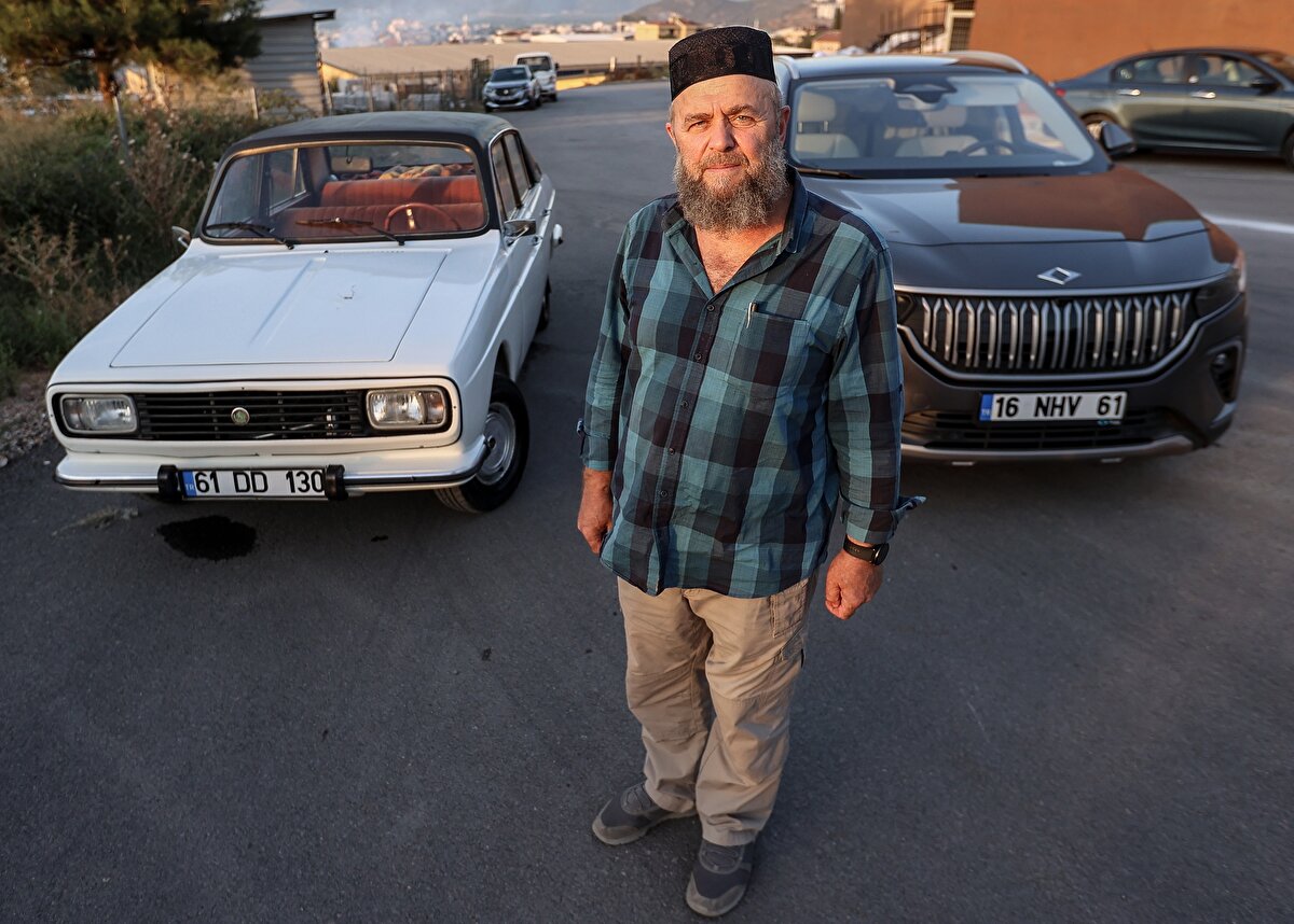 Henüz 18 yaşındayken sıfır aldıkları Anadol otomobille araç kullanmayı öğrendiğini belirten Vahapoğlu, "Anadol arabasıyla şoförlüğü öğrenmiştim. Hatta o zaman ehliyetim de yoktu, yaşım tutmuyordu. O zamanki şartlarda Anadol çok güzel bir arabaydı. Şimdi de yerli ve milli Togg'un çıkması bizi son derece memnun etti. Enteresandır şoförlüğümüzü yerli arabada öğrendik. Bugün 61 yaşımda yine yerli arabamıza kavuştuk. Yerli arabamızla yola devam ediyoruz." ifadelerini kullandı.<br><br>