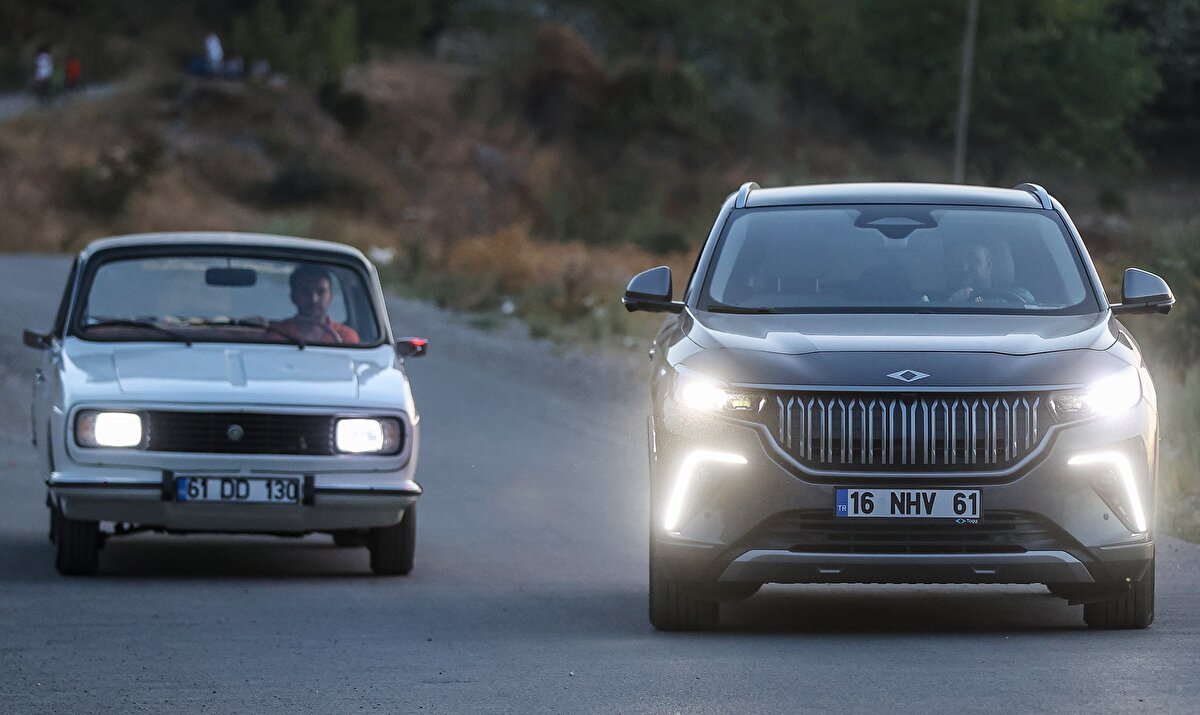 Trafikte Togg'a oldukça yüksek bir ilgi olduğunu anlatan Vahapoğlu, "Trafikte son derece güzel tepkiler veriyorlar. Kimileri 'okey' diyor, kimileri merak ediyor, bakmak istiyor. Ben de yardımcı oluyorum. Hatta park etmek istediğimde birisi bana park etmeme müsaade etmezken arabamın Togg olduğunu görünce fikrini değiştirdi. 'Buraya park edebilirsiniz' dedi. Yani her türlü kolaylık sağlıyorlar." diye konuştu.<br><br>