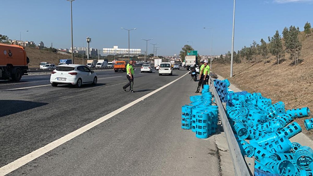 İBB personeli de yola dökülen camları temizlemek için çalışma gerçekleştirdi. Yaklaşık 1 saatlik çalışmaların ardından trafik akışı normale döndü.<br>