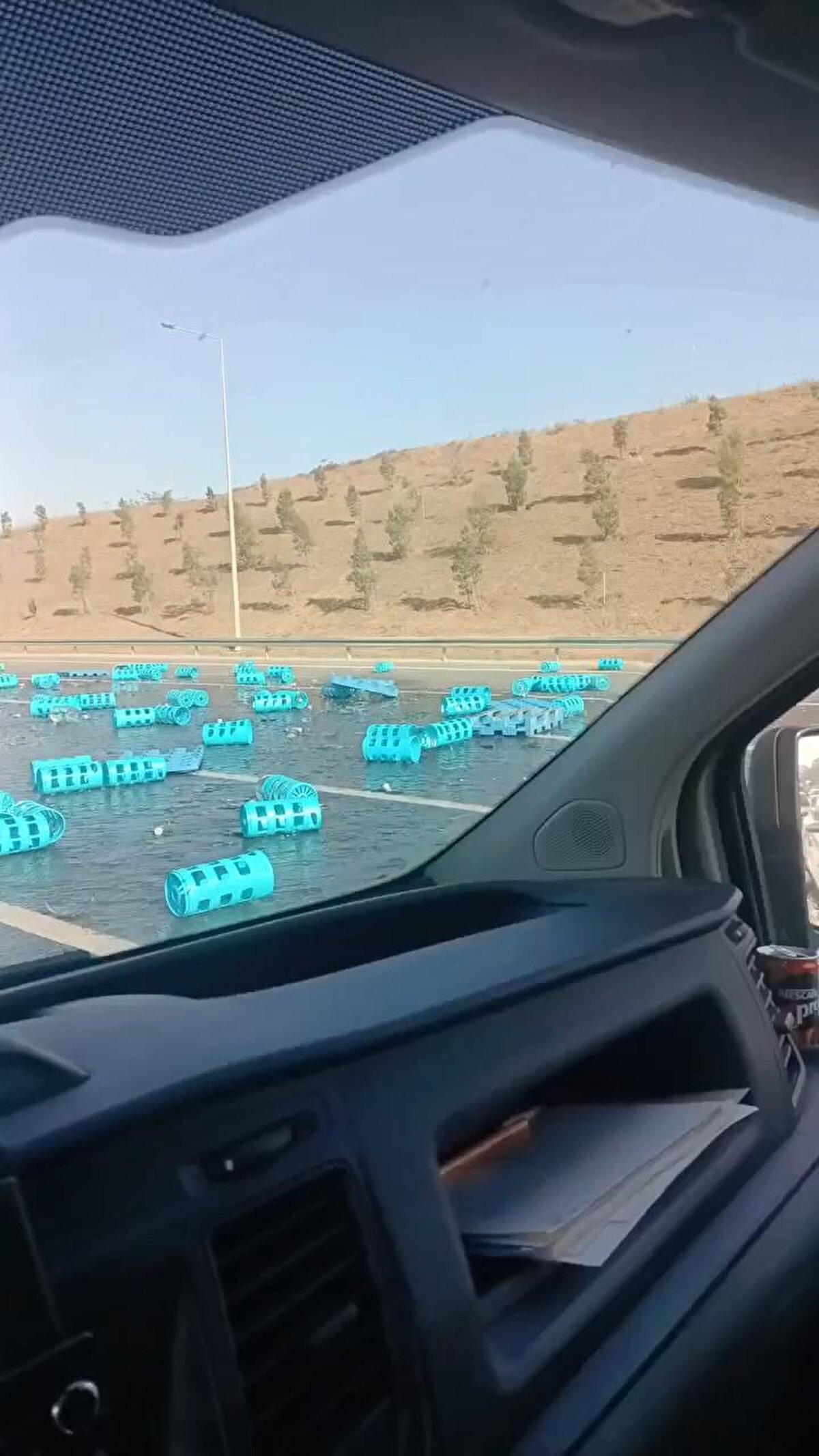 İddialara göre, Su şişesi yüklü kamyonun sürücüsü trafikte seyir halindeyken önünde ilerleyen otomobile arkadan çarptı.<br><br>