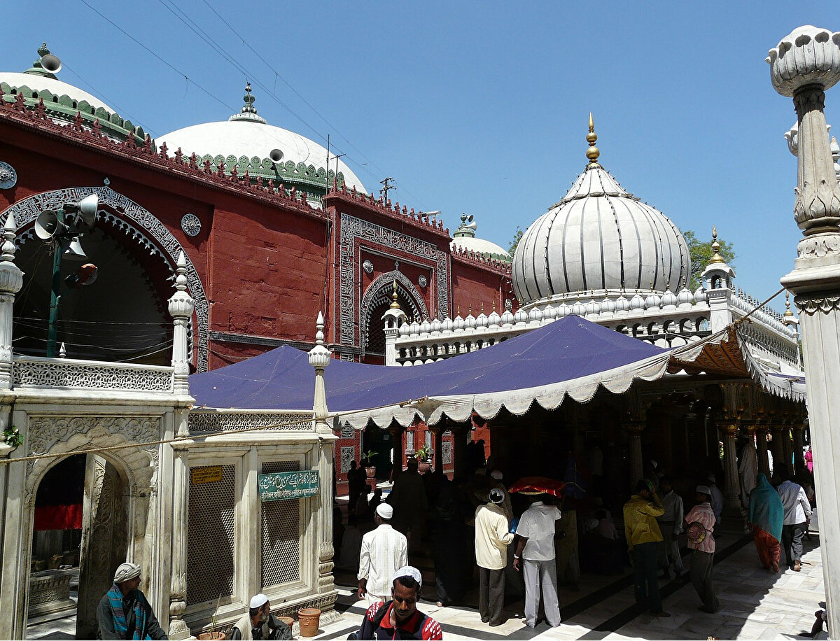 Külliyenin girişinde Nizâmeddin'in öğrencisi Emir Hüsrev'in mezarı (solda) ve Şah Cihan'ın kızı Ara Begüm'ün mezarları bulunmaktadır.