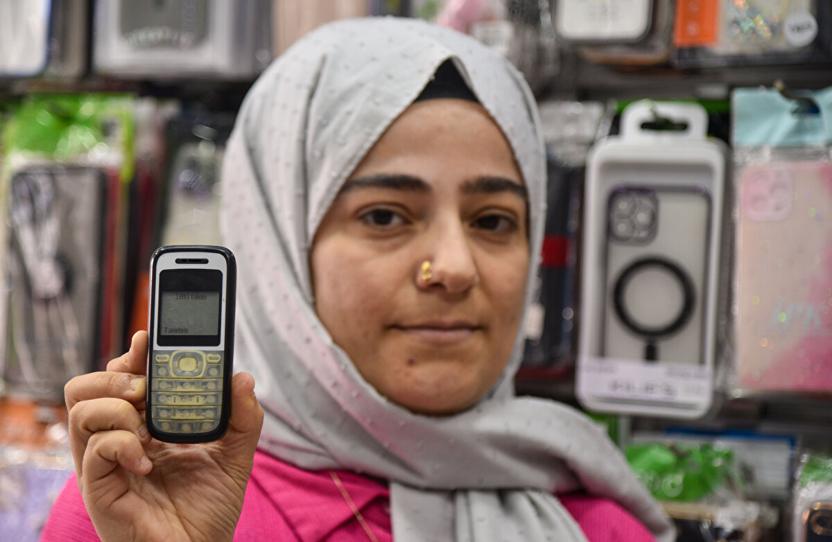 Antalya'da cep telefonu tamiri ve ikinci el ürünlerin satışını yapan iş yerlerinin çoğunlukta olduğu Yener Ulusoy Bulvarı'ndaki onlarca dükkanın rafında satışa sunulan tuşlu telefonların sayısı giderek arttı.<br><br>Son günlerde kullanıcı sayısının artmasıyla yeniden popüler olan tuşlu telefonların hurdası da sahibine para kazandırmaya başladı.<br>Bazı iş yerleri bozuk telefonu satın alıp, tamir edilecek telefon için parçalarını kullanmaya başlandı. Uzun zamandır çekmecede veya evinin bir köşesinde bıraktığı tuşlu telefonunu satanlara, marka, model ve arızasına göre 100 lira ile 500 lira ödeniyor.