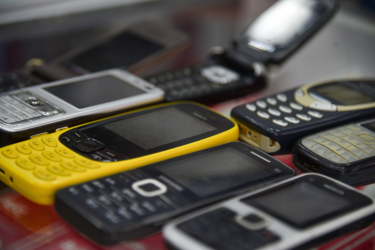 Telefon tamiri yapılan iş yerlerine getirilen bozuk ürünler müşterinin isteğine göre satın alınıp, onarıldıktan sonra raftaki yerinde yeni kullanıcılarını bekliyor.<br><br>