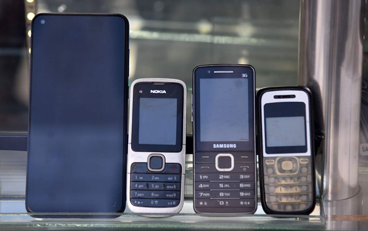 Elektronik ticaret platformlarında da tuşlu telefon satışı için hazırlanan ilan sayısı her geçen gün artıyor.<br><br>İlanlarda telefonlar markası, modeli ya da arızasına göre 200 ila bin 500 lira arasında fiyata alıcı buluyor. Bazı ilanlarda üyeler, sattığı telefonun şarj aleti olmamasından dolayı fiyatının düşük olduğunu, bazıları da onca zamandır herhangi bir tamir işlemi görmeden kusursuz çalışmasından dolayı değerinin fazla olduğunu belirtiyor.