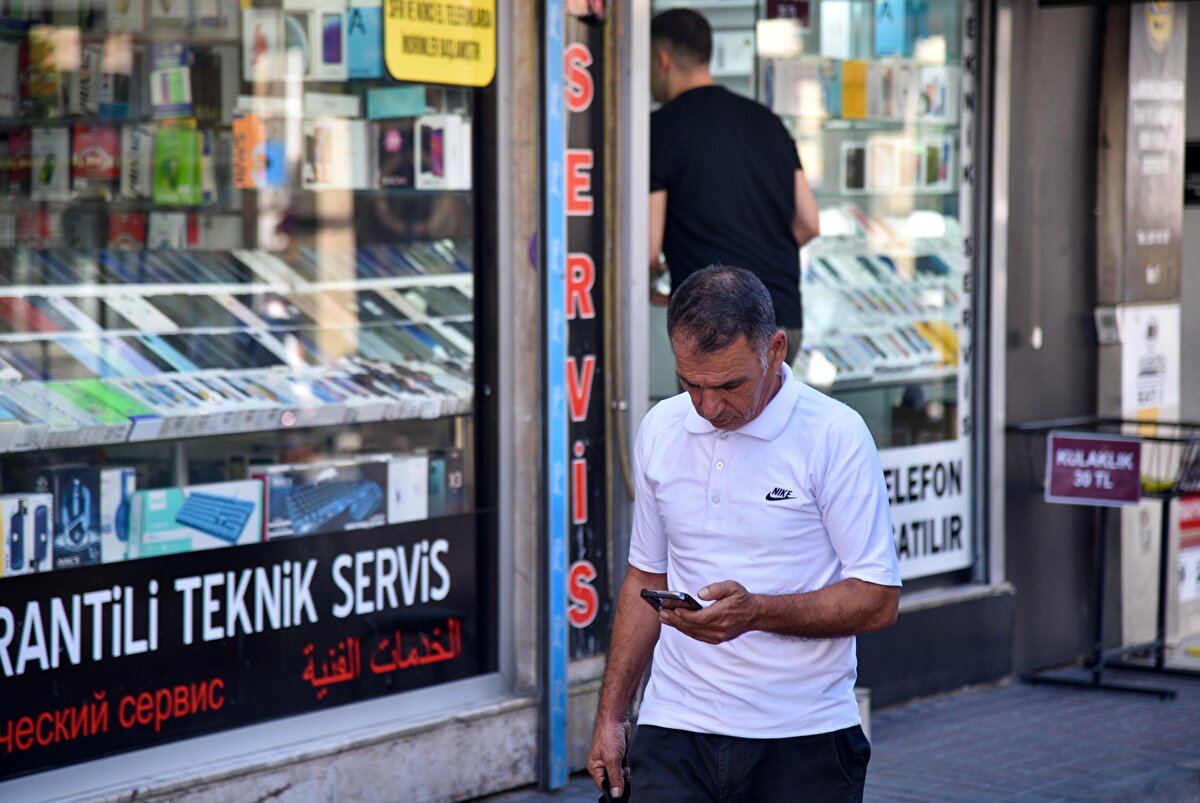 Caddedeki telefon tamiri ve satışı yapan bir iş yerinin sahibi İhsan Akdoğan, tuşlu telefonların yeniden moda olduğunu dile getirdi.<br><br>Akdoğan, "Tuşlu telefonu genellikle öğrenciler, yaşlılar, askerler kullanıyor. Kullanımının kolay olması, bataryası uzun süre bitmediği için tercih ediliyor. Üst model telefonunu tuşlu telefonla takas edenler var. Sıfır telefon 700 liradan bin 500 liraya, ikinci el telefon fiyatları da 300 liradan 700 liraya kadar satılıyor. Tuşlu telefon eskisi kadar bulunmuyor. Biz de eski telefonları tamir edip satıyoruz. Sıfır ürünler var ama eski telefonların kalitesi daha iyi. Her gün en az 10 kişi gelip, tuşlu telefon hakkında bilgi alıyor. Satın alan çok fazla." diye konuştu