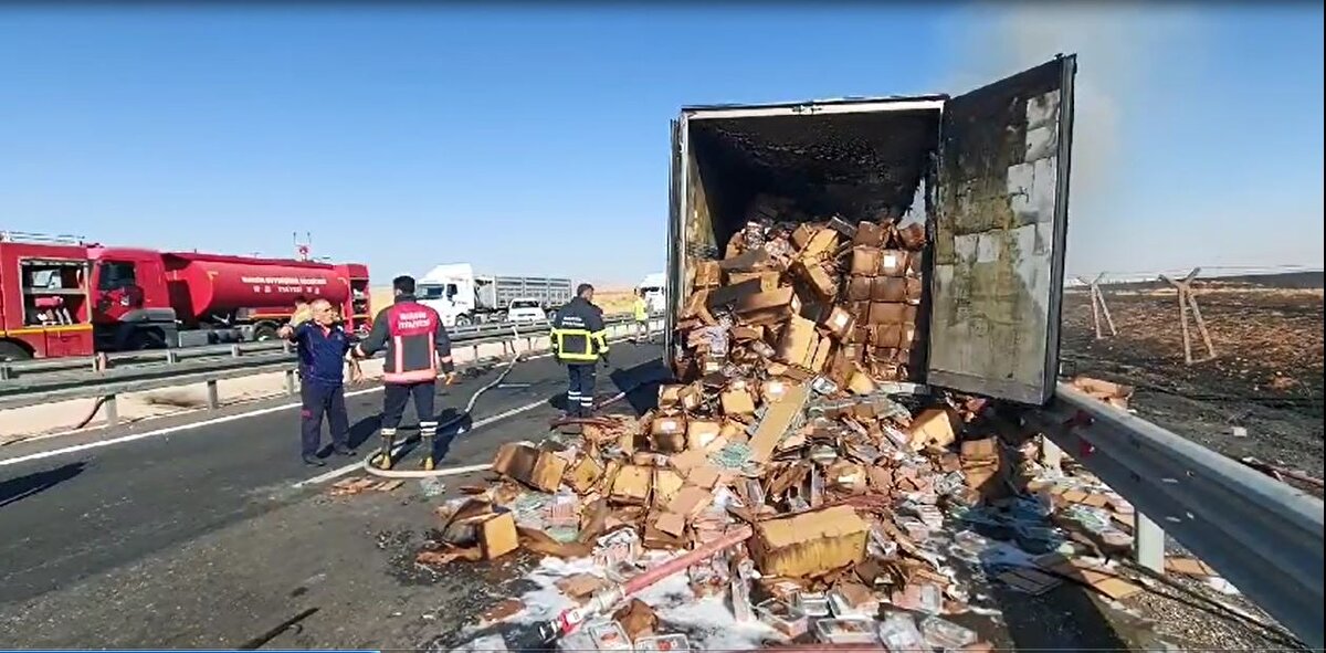 Şoför, TIR'ı yol kenarına çekerek, çekiciyi dorseden ayırıp, itfaiyeye haber verdi. İhbar üzerine bölgeye sevk edilen ekiplerin müdahalesiyle yangın söndürüldü.