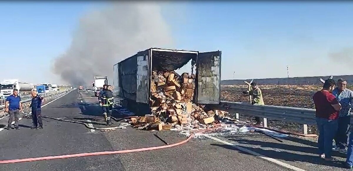 Artuklu-Nusaybin kara yolu Eskiyol Mahallesi mevkisinde, bugün öğleden sonra plakası ve sürücüsü öğrenilemeyen şekerleme yüklü TIR'ın dorsesi, alev aldı. 