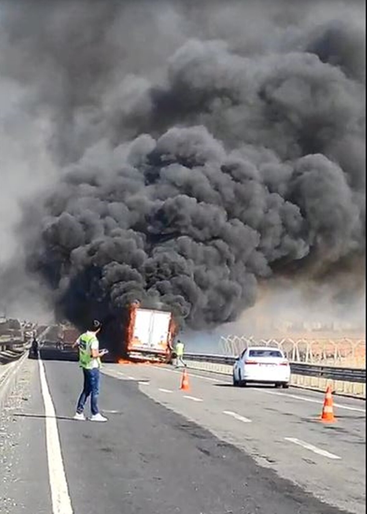 Şekerleme yüklü TIR’ın dorsesi yandı