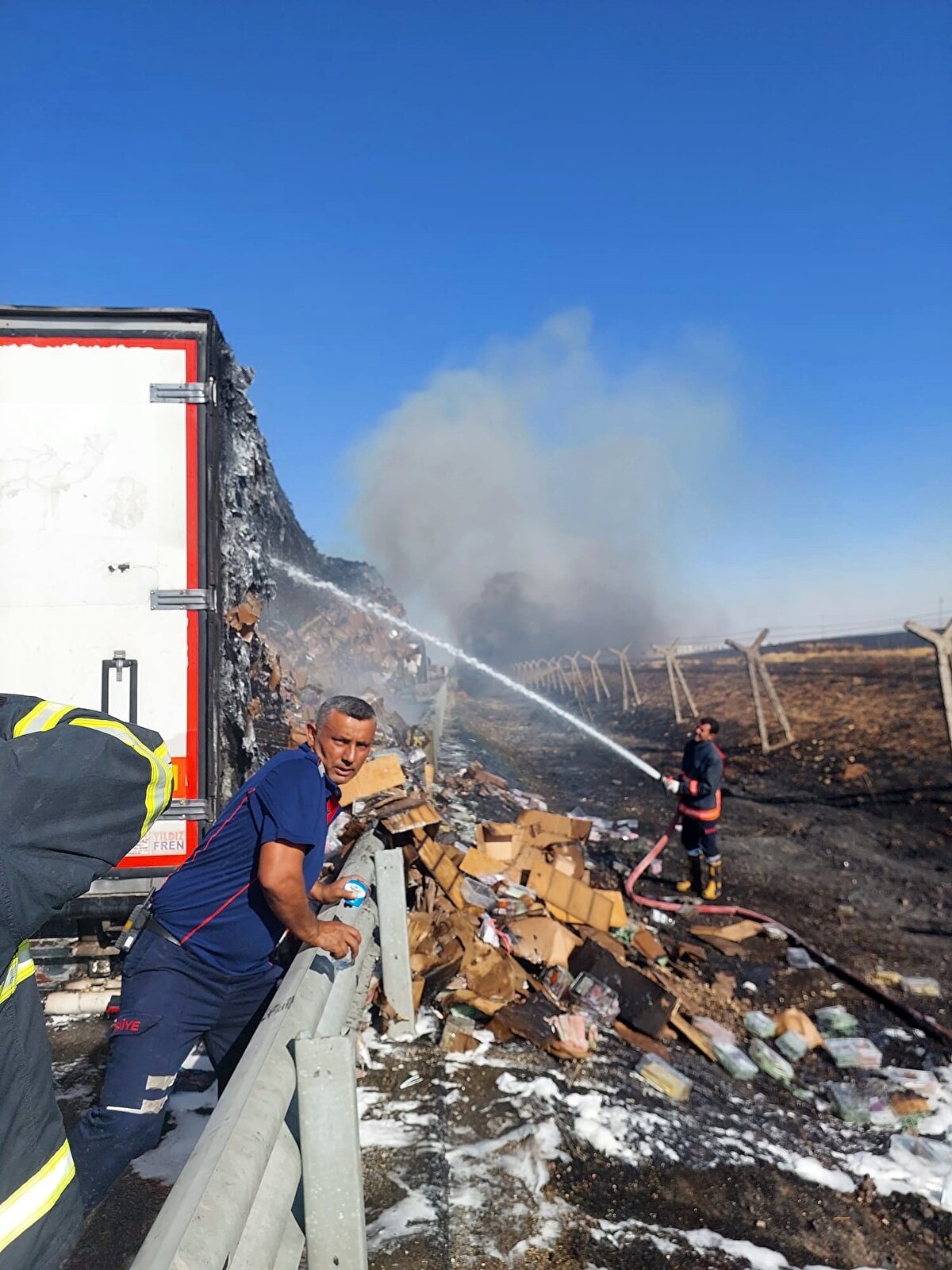 Yangında TIR'ın dorsesi kullanılamaz hale geldi.<br>Yangın nedeniyle kapanan yol, dorsenin yoldan kaldırılmasıyla yeniden ulaşıma açıldı.