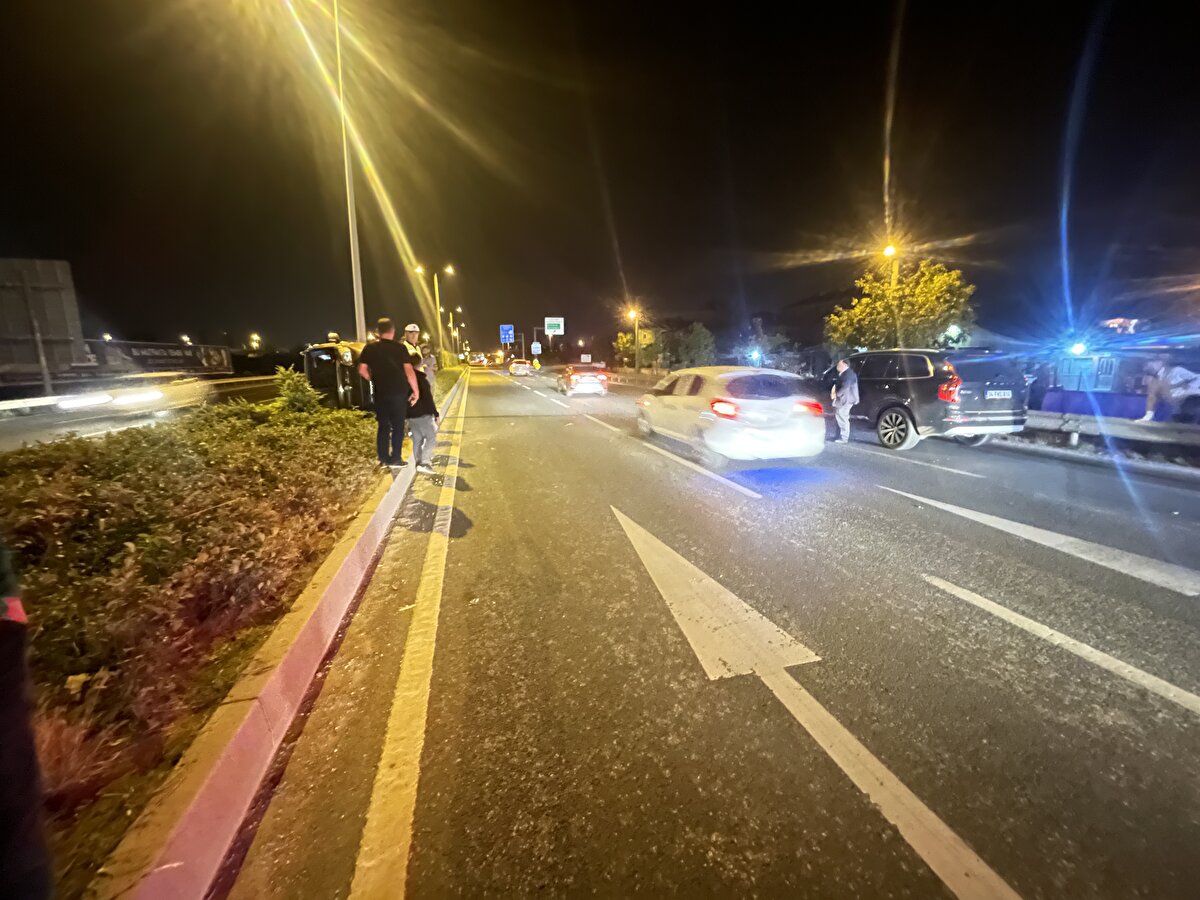 Alınan bilgiye göre, D-100 kara yolunun Kervan mevkisinde 81 KJ 783 plakalı hafif ticari araç, sürücüsünün direksiyon hakimiyetini kaybetmesi sonucu devrildi.