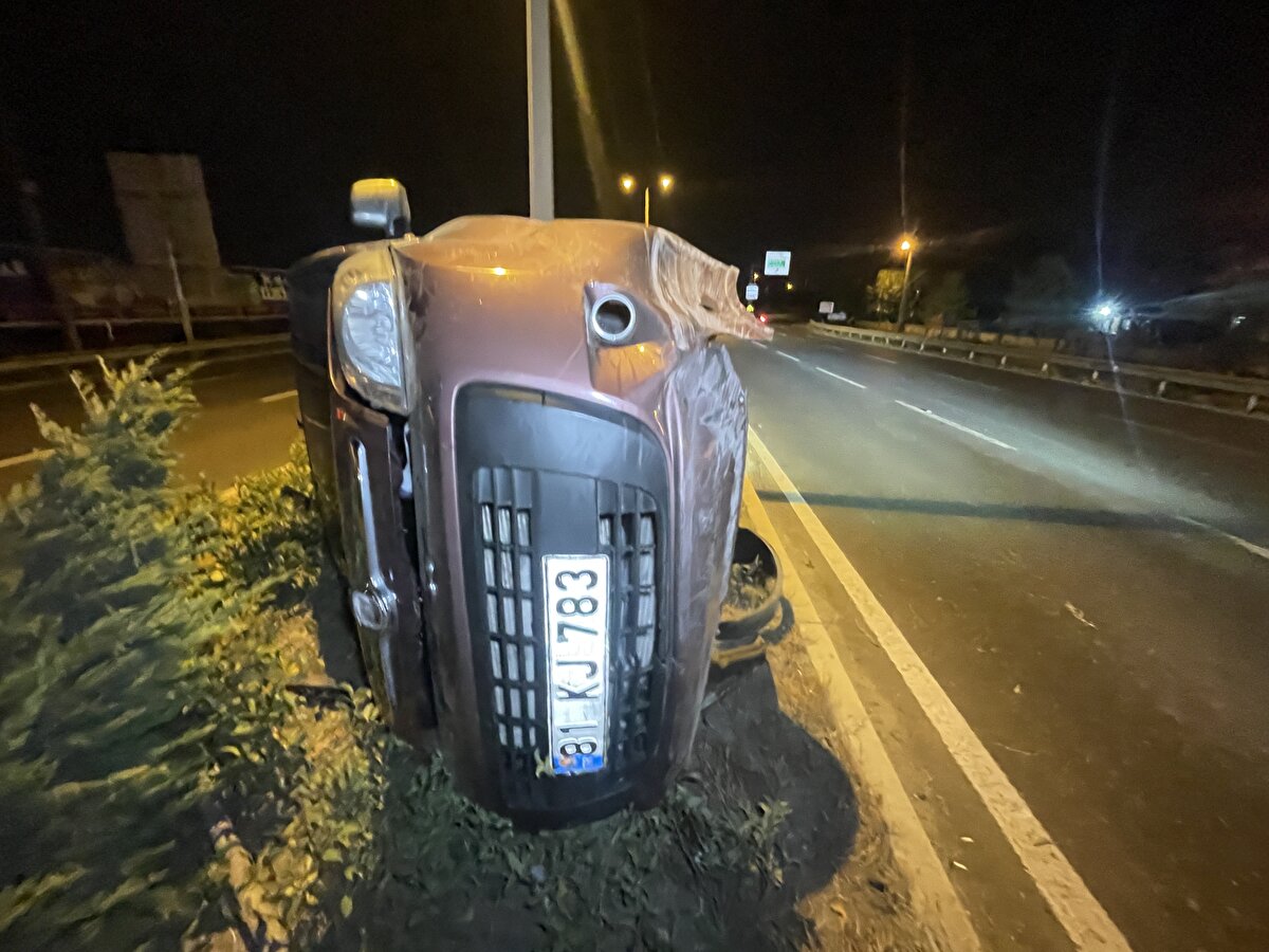 Yolun orta bölümündeki aydınlatma direğine çarparak duran aracı görenler, durumu, polis, itfaiye ve sağlık ekiplerine bildirdi.