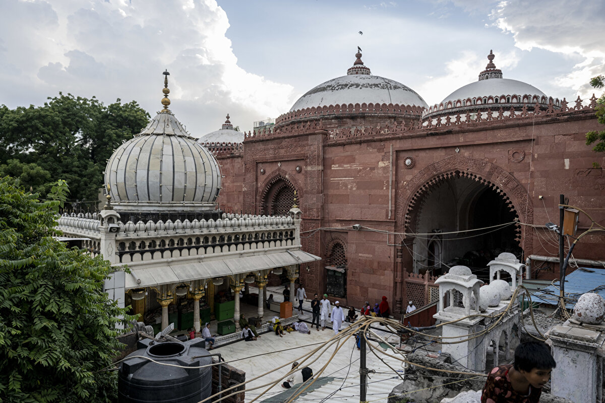 Hoca Nizâmeddin Evliya'nın dergâhı, Nizâmeddin'in ölümünün ardından 1325 yılında Muhammed bin Tuğluk tarafından yaptırılmış.