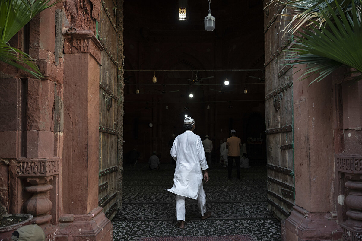 Talebelerin yetiştiği dergâhta her gün ilahi dinletisi sunuluyor.