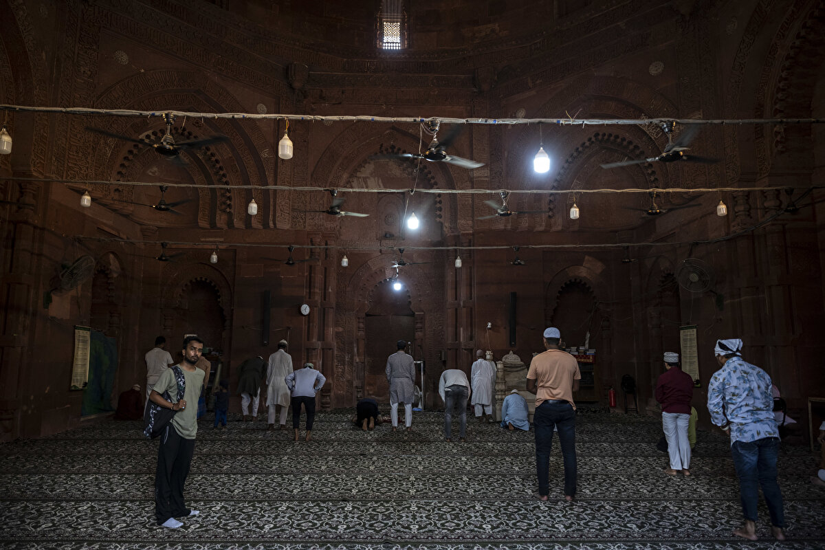 Cemâat, dergah içindeki camide ibadet edip türbede dinî ritüelleri yerine getiriyor.