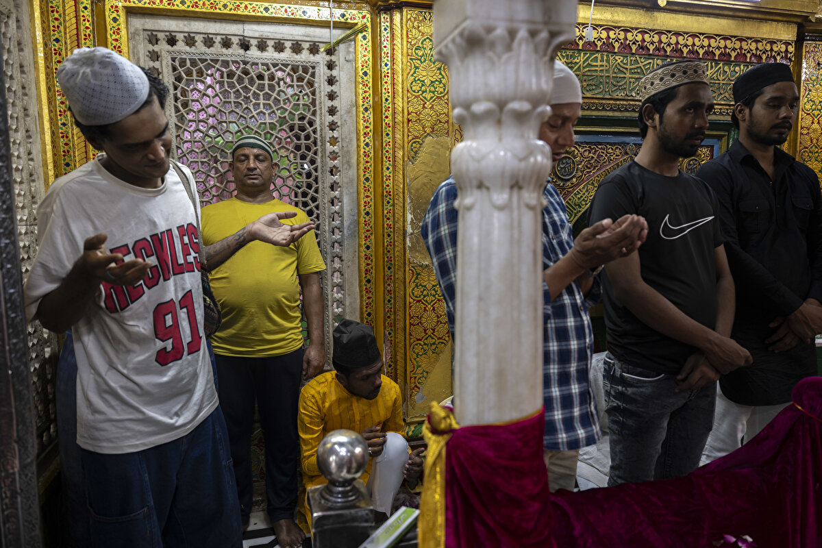 İçinde bulunduğu mahalleye adını veren dergâhta türbelerin yanı sıra insanların serinlemek için girdiği, kuraklığa karşı inşa edilmiş bir de havuz bulunuyor. Gençler başta olmak üzere dergâhta ibadet eden vatandaşlar, vakit aralarında fırsat buldukça bu havuzda serinliyor.
