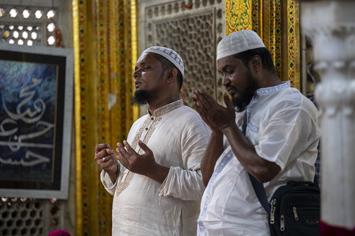 Türbedar Ayed Ajmal Nizami, dergâhta her gün farklı ülke ve inançlardan binlerce kişiyi misafir ettiklerini belirterek, "Zengin-fakir, her görüşten insan burada yan yana gelip oturabiliyor. Burası herkes için barışın olduğu bir yer." diyor.