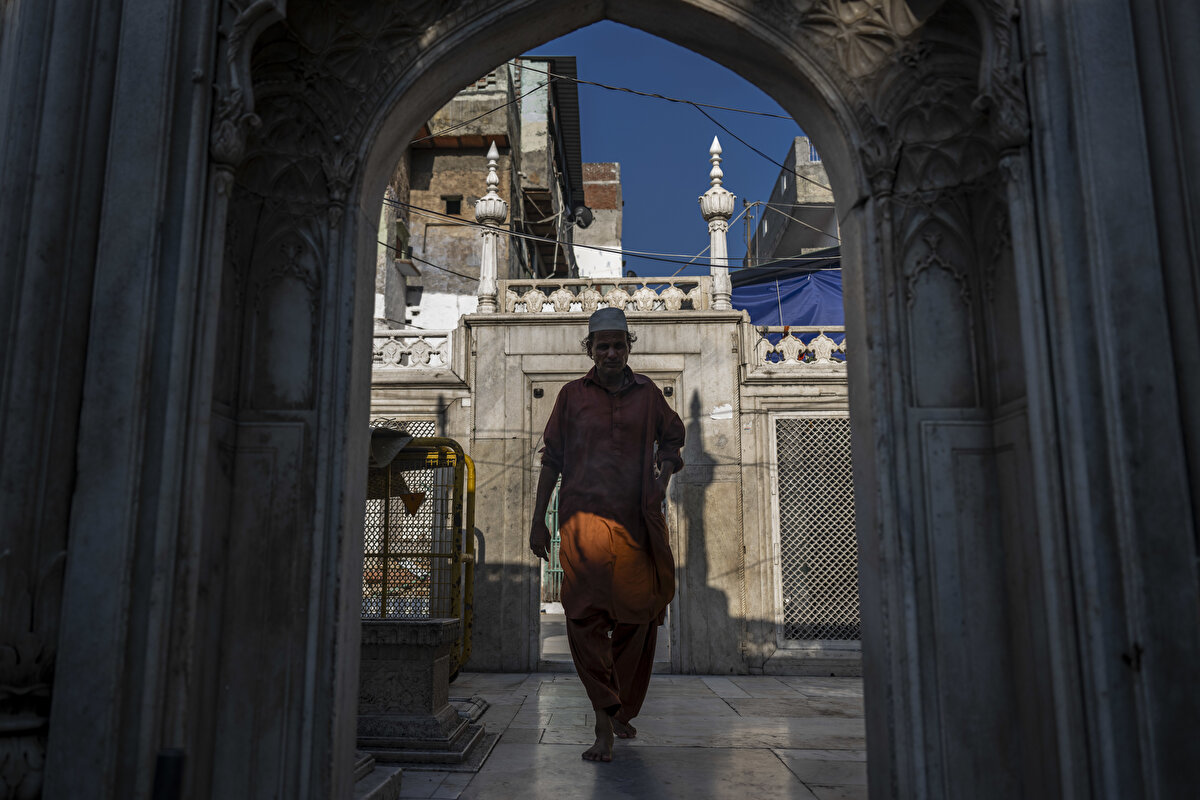 Evliyâ Nizâmeddin'in soyundan gelenlerin bulunduğu cazibe merkezi dergâhta, dinî sohbet ve eğitimler veriliyor.