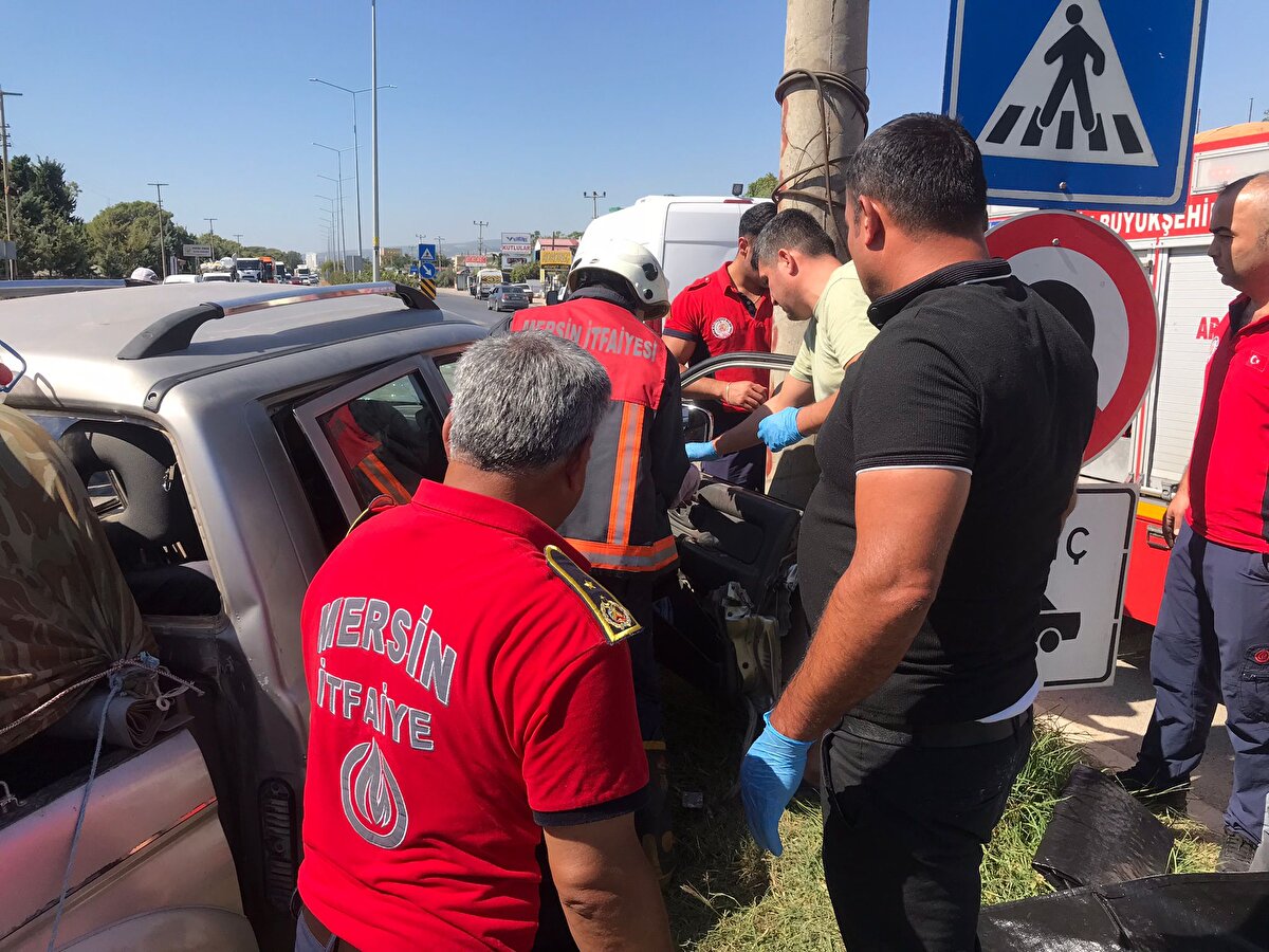 Çiftin oğulları Önder Çağlayan (10) ile çöp kamyonunun şoförü İbrahim Doğan, yanındaki Selami Kahraman (31) ve Sezer Hayta (27) yaralandı.<br>