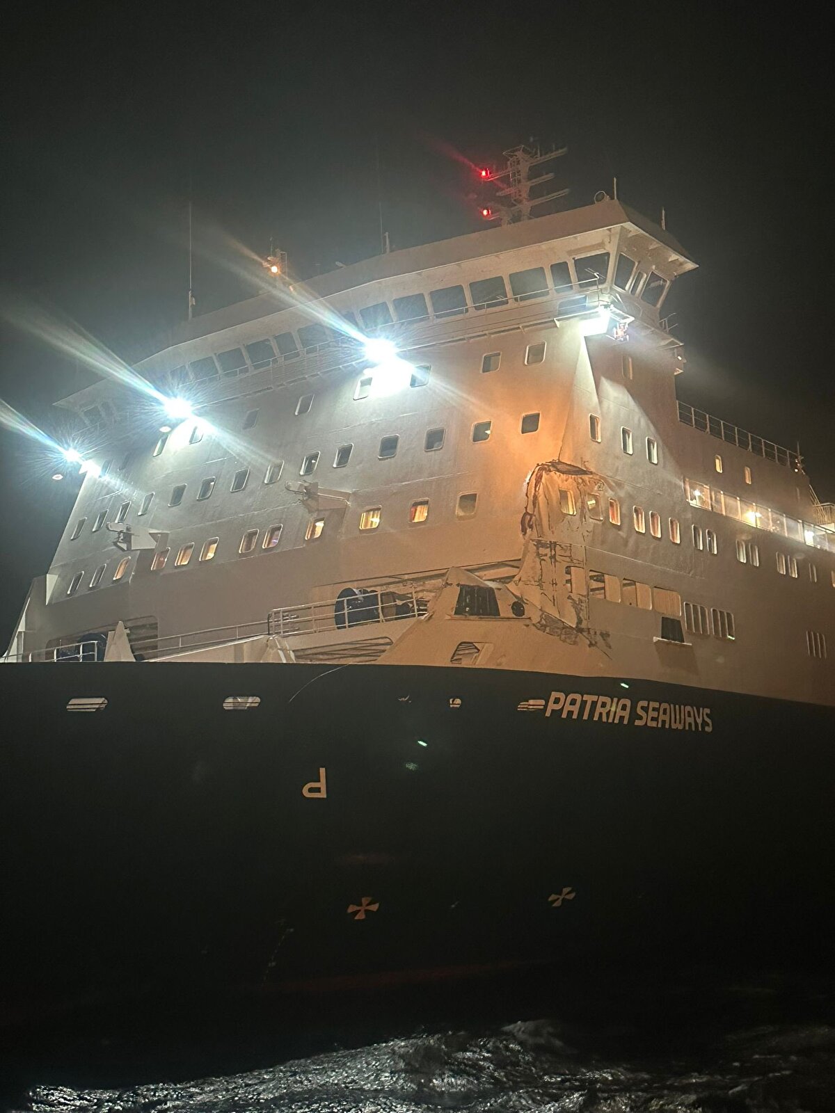 Kıyı Emniyeti Genel Müdürlüğü'nde yapılan açıklamada, " Yassı Ada güneyi açıklarında çatışan Patrıa Seaways isimli 154 metre boyundaki Ro-Ro gemisi ve Yasa Pıoneer isimli 229 metre boyundaki kuru yük gemisi, İstanbul Gemi Trafik Hizmetleri Merkezimiz koordinasyonunda ve Kılavuz Kaptanlarımızın refakatinde Ahırkapı'ya emniyetle demirledi" ifadeleri kullanıldı.