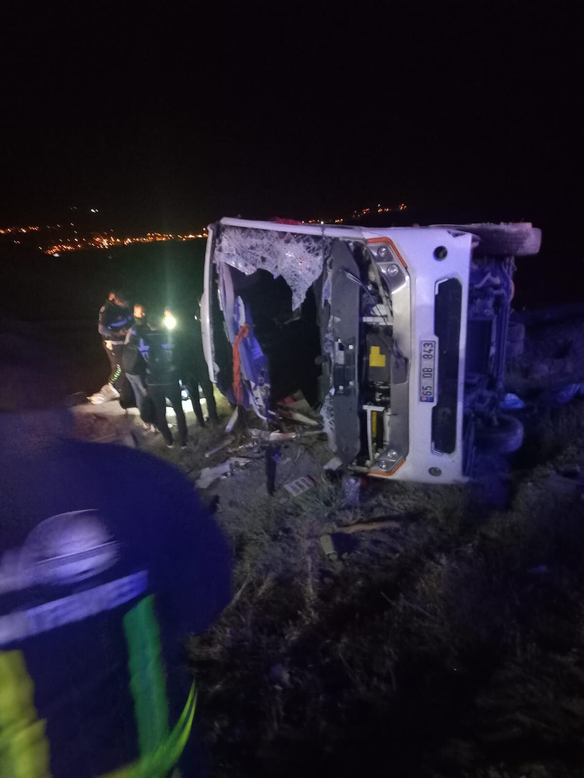 "Kaza sonucunda ilk belirlemelere göre 7 emniyet personelimiz, 2 şoför, 26 düzensiz göçmen yaralanmıştır. Yaralılar çevre hastanelerimize sevk edilmiş olup yapılan tüm müdahalelere rağmen 5 düzensiz göçmen kurtarılamayarak hayatını kaybetmiştir.