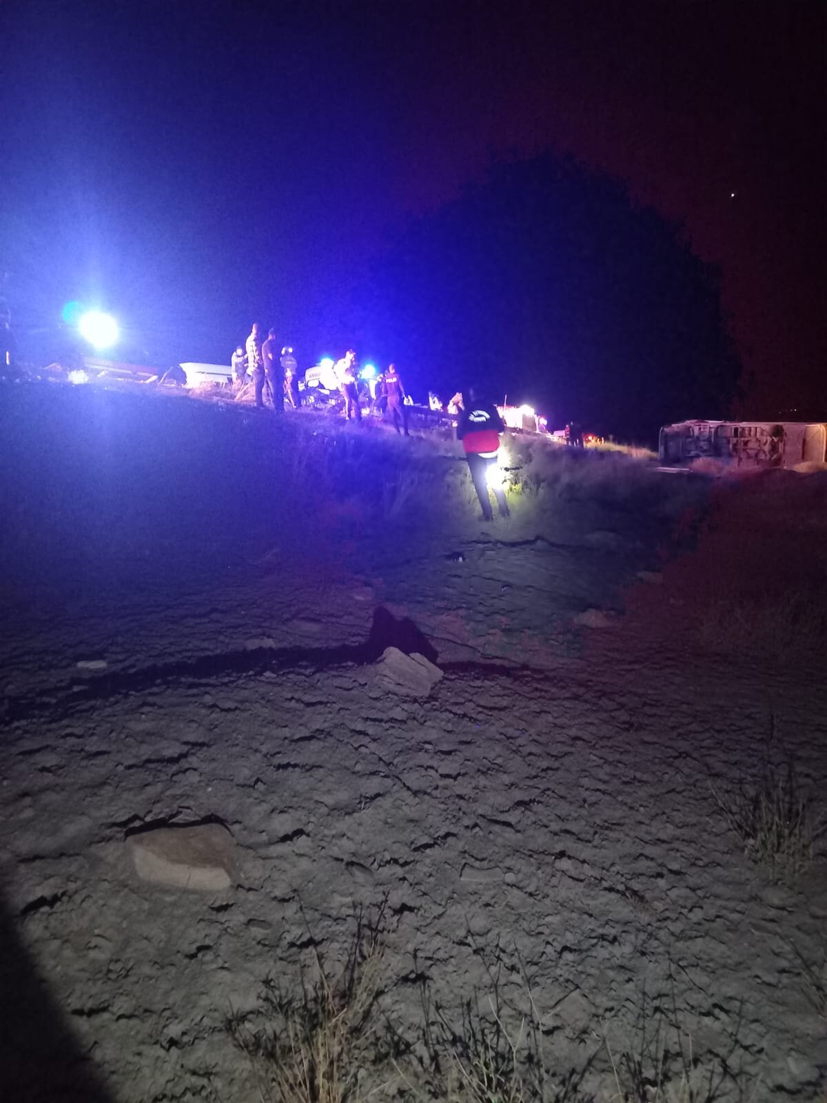 Yaralıların hastanede tedavileri devam etmektedir. Konuyla ilgili valiliğimiz tarafından idari soruşturma açılmış, adli tahkikat devam etmektedir. Hayatını kaybedenlere rahmet, yaralılara acil şifalar dileriz."<br><br>