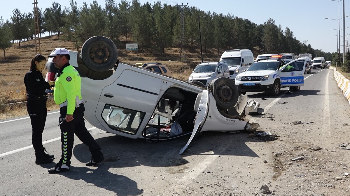 Kaza yerinde ilk müdahalesi yapılan yaralılar ambulanslarla Ağrı Eğitim ve Araştırma Hastanesi'ne kaldırıldı. 