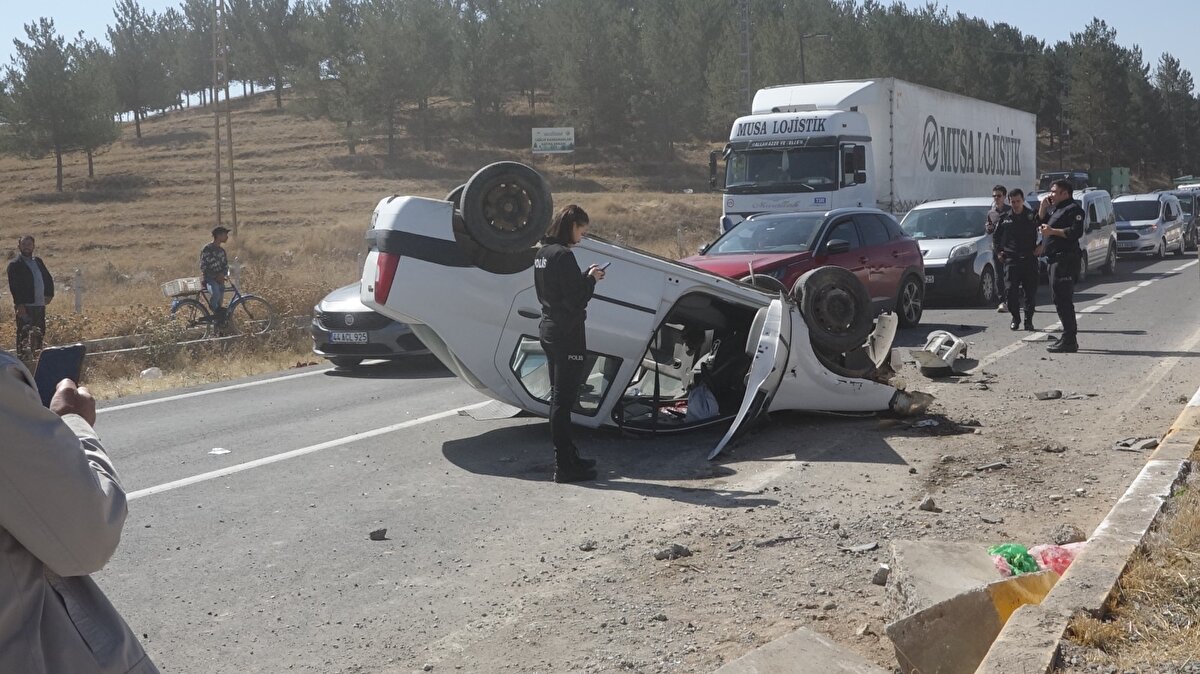 Kazada sürücü Menderes Aydemir, araçta bulunan  Yasin Aydemir, Gülcan Aydemir, Makbule Aydemir ve Songül Aydemir yaralandı.<br>