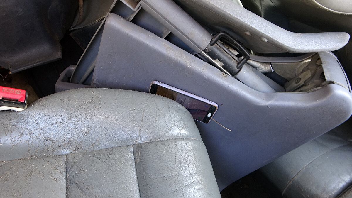 Çarpışmanın ardından otomobil ile minibüs yaklaşık 100 metre savrularak yoldan çıktı.<br>