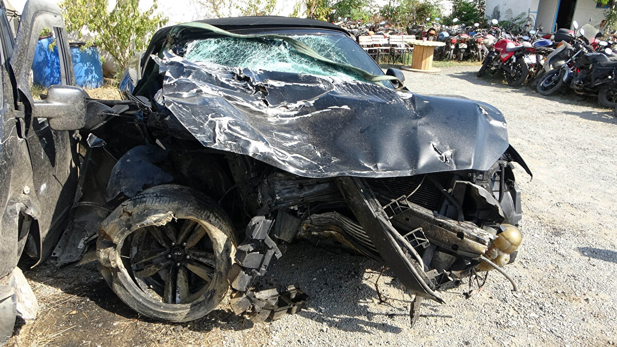 Çanakkale'nin Gelibolu ilçesinden, Keşan yönüne giden Batuhan Kömür (29) yönetimindeki B KJ 6161 Almanya plakalı otomobil, aynı yönde seyreden Osman Kaykı (56) idaresindeki 06 SAF 06 plakalı minibüse arkadan çarptı. 