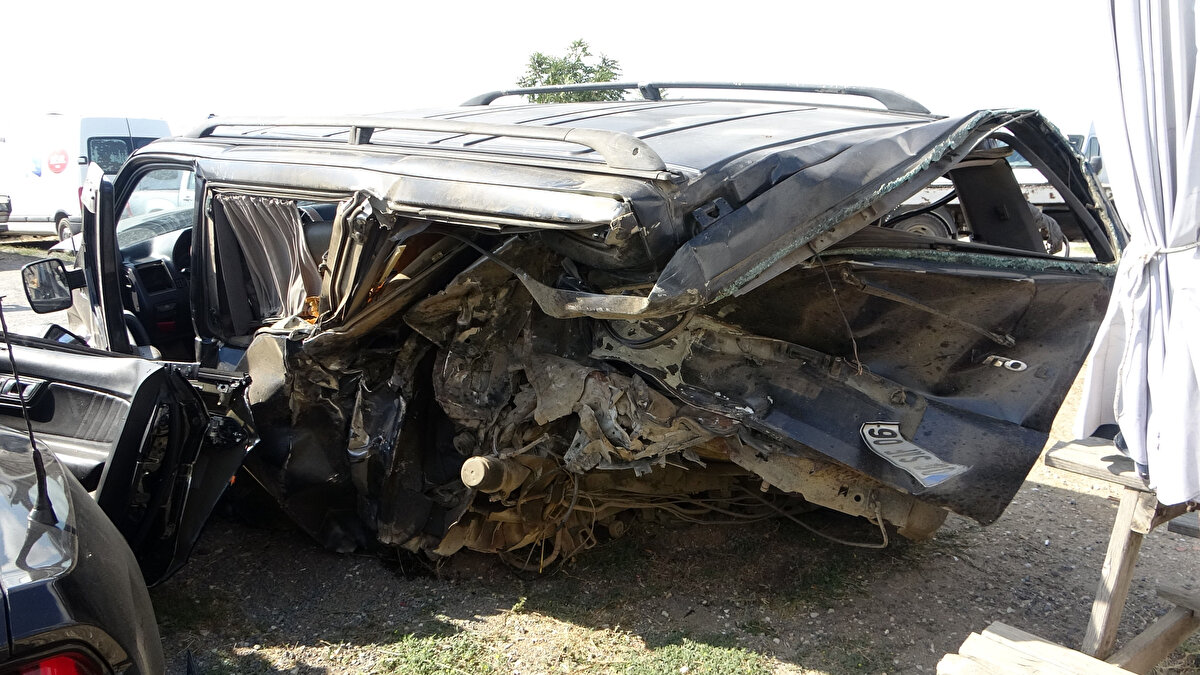Öte yandan kazanın ardından otomobilin hız kadranı 240 kilometrede takılı kaldığı görüldü. 