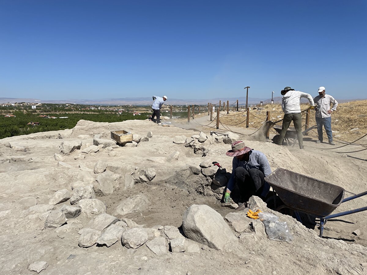 Kerpiç saray içinde restorasyon yapılıyor<br><br>Arslantepe'de bulunan dünyanın en eski kerpiç sarayının içinde restorasyon yaptıklarını anlatan Restelli, depremden dolayı çok fazla toprağın en yüksek tabakalardan sarayın üzerine düştüğünü belirlediklerini söyledi.<br><br><br>
