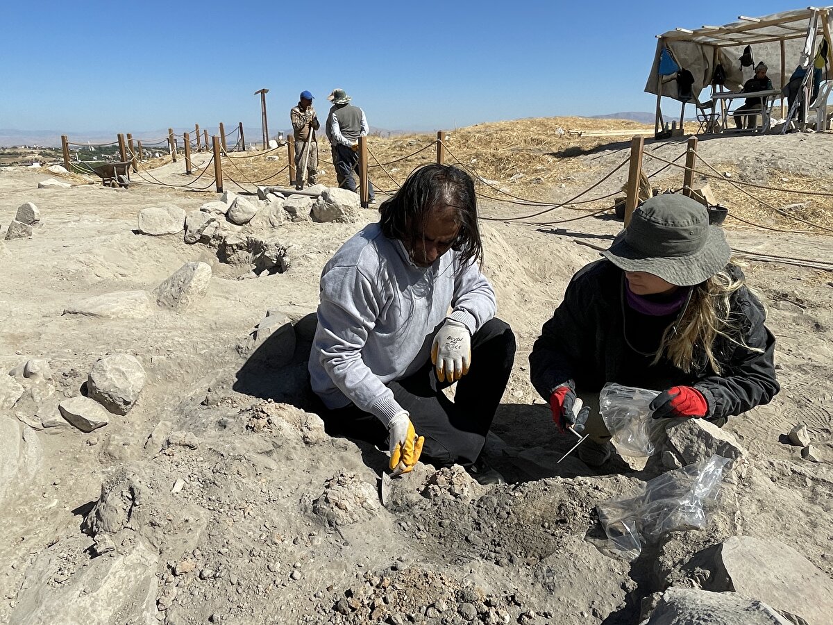 Restelli, şöyle konuştu:<br><br>"Kazılara haziranda başladık. İlk iki ay depremden dolayı düşen toprağı temizlemek için çalıştık ve temizledik. Kazılara tepede devam ediyoruz. Kazılarımızı, tepeyi güvene almak için burada yürütüyoruz. Çünkü daha sert bir toprak bulmak istiyoruz. Buradaki tabakaları kazarak aşağı tabakalara iniyoruz. Kazdıkça ve yeni tabakalar buldukça eserleri de alarak eski tabakaları kaldırıyoruz. Burada ilk Orta Çağ mezarlığı bulduk. 60'tan fazla mezar çalıştık, kazdık. Hem yetişkin hem çocukların mezarları. Bazı mezarlarda süsleme objeler vardı. Ondan sonra mezarlığın altında Roma dönemine ait bir bina bulduk, boş maalesef ama çok enteresan bir bina. Şu anda Orta Tunç tabakalara geldik. Bir çalışma alanı bulduk, silolarla, ocaklarla dolu ve onu daha iyi anlamaya çalışıyoruz. Başka bir açmayı tepenin kuzey tarafında yaptık. Kuzeyde daha önceki kazı planımıza göre gidiyoruz. Orada Arslantepe'nin en eski tabakalarında çalışıyoruz ve şu an kerpiç evler bulduk. Ay sonuna kadar kazılarımız sürecek."<br><br>