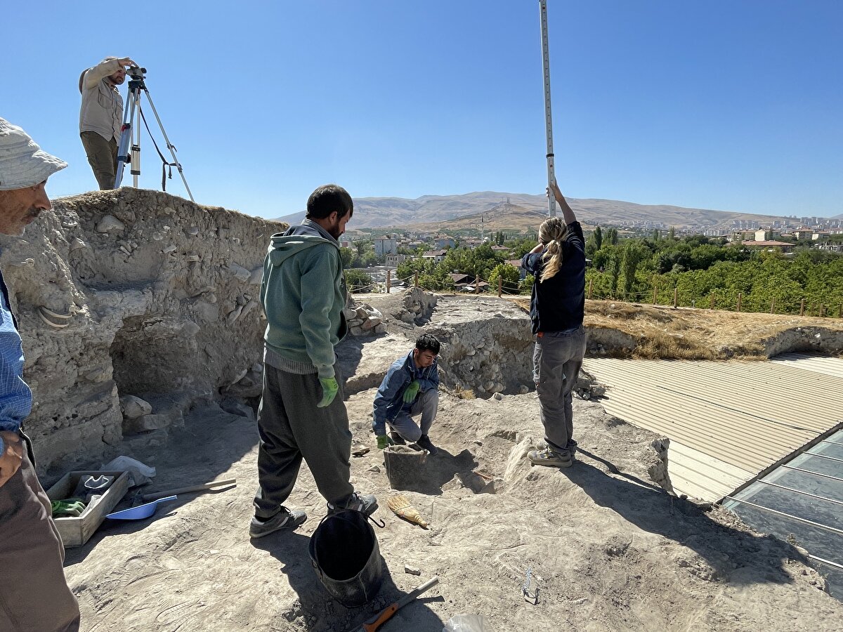 Restelli, bu toprağın binaya hiçbir hasar vermediğini ifade ederek, "Toprağı kaldırdık ve altında bina sağlam kalmıştı. Bu çok iyi bir şey. Geç Hitit dönemine ait sur duvarı var tepenin kuzey tarafında, burası biraz hasar gördü. Onun bir parça taş temeli yıkıldı ve biraz kerpiçte sıkıntı var. Orada temelleri korumak ve sertleştirmek için çalışıyoruz. Ondan sonra restoratörler kerpiçte koruma yapacaklar. Yalnız en büyük hasarı bizim kazı evi gördü. Orada tamirat yaptık ama henüz bitmedi, devam ediyor." diye konuştu.<br>