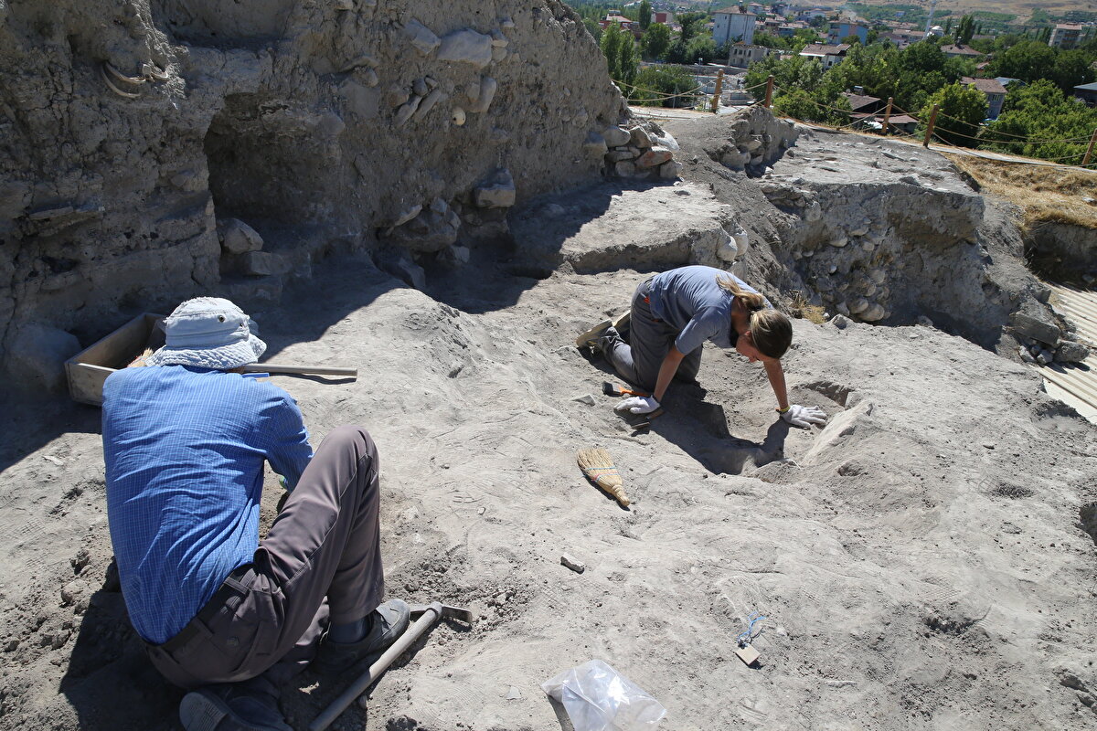 Arslantepe Höyüğü Kazı Heyeti Başkanı Prof. Dr. Francesca Balossi Restelli, AA muhabirine, 1996'dan bu yana Malatya'daki kazılara katıldığını, bu alanın artık ikinci evi olduğunu söyledi.<br><br>