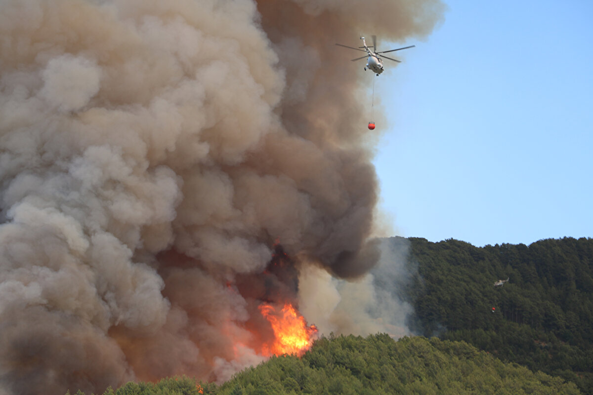 Ulaşımın olduğu noktalara ekipler karadan müdahale ederken, sarp ve ulaşımın olmadığı noktalara ise helikopterler ve uçaklar barajdan aldıkları suyla müdahale etti.<br><br>