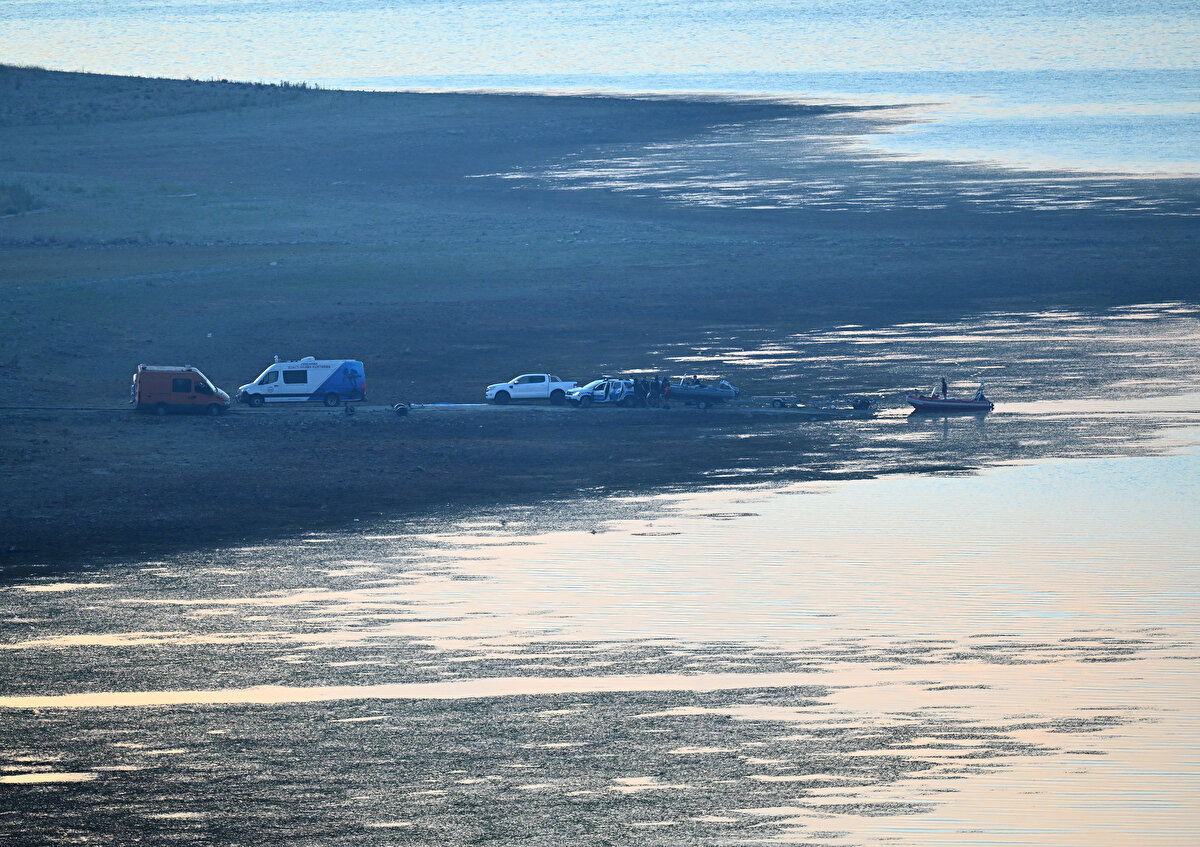 Bölgede arama-kurtarma çalışması yapan ekipler, 4 mürettebattan 1'inin yüzerek karaya çıktığını belirledi.<br><br>