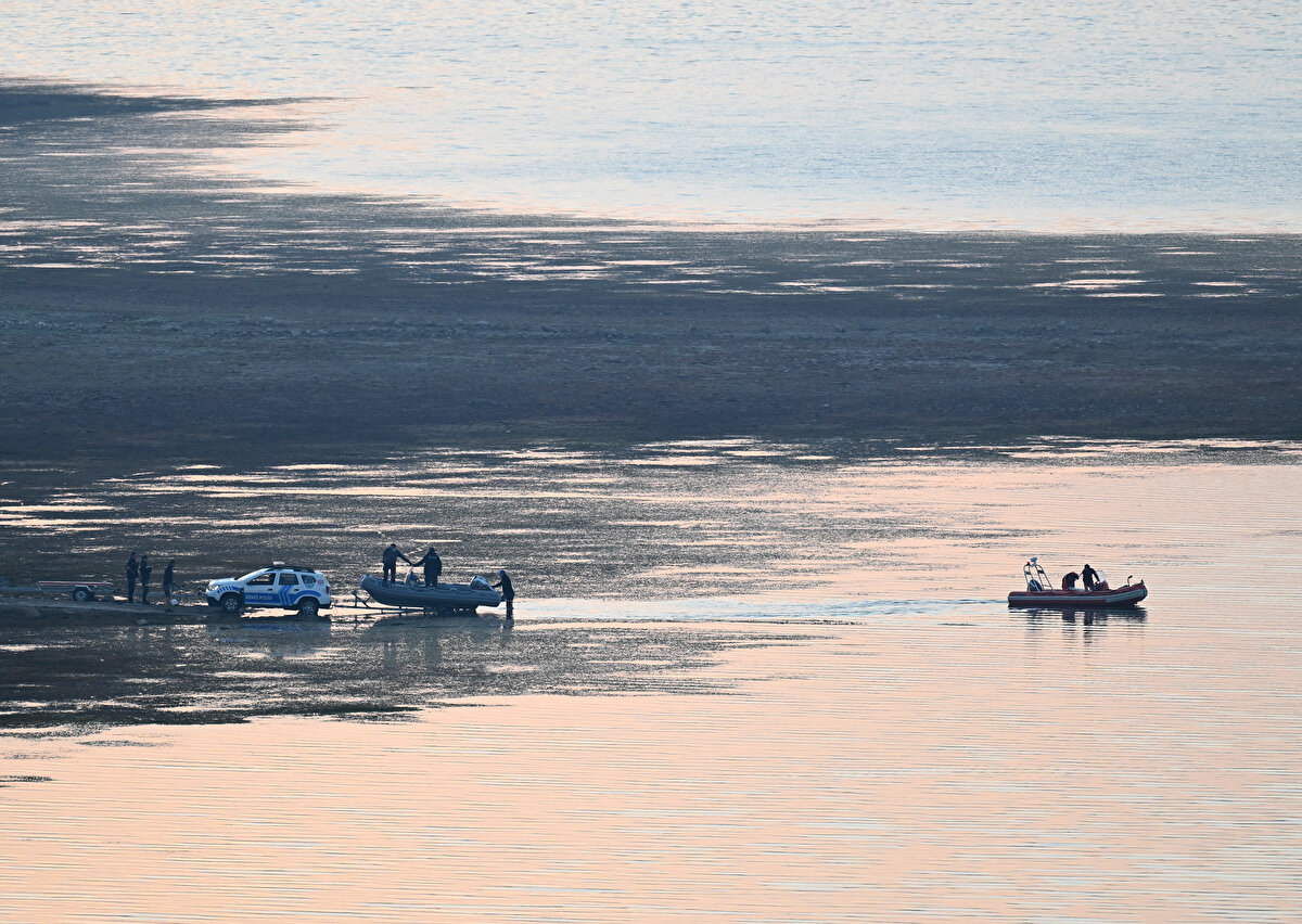 Saat 23.53'te içerisinde 4 mürettebatın bulunduğu belirtilen gece görüşlü yangın söndürme helikopteri, henüz bilinmeyen bir nedenle müdahalede kullandığı suyu aldığı Tahtalı Barajı'na düştü. Bölgeye polis, jandarma, itfaiye, sahil güvenlik, AFAD ve UMKE ekipleri sevk edildi.<br><br>