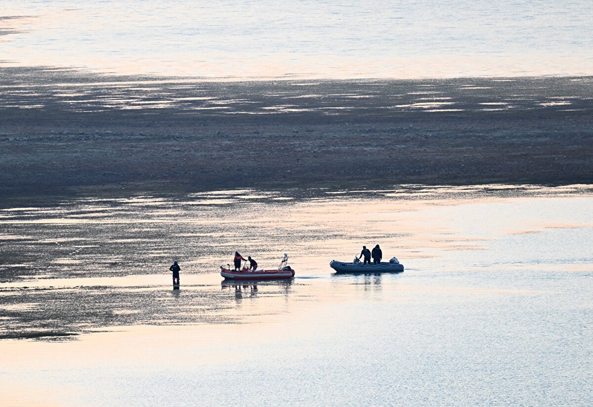 Yangın söndürme çalışmaları gün boyunca aralıksız devam ederken, havanın kararmasının ardından gece görüşlü yangın söndürme helikopterleri de müdahaleye başladı.<br><br>