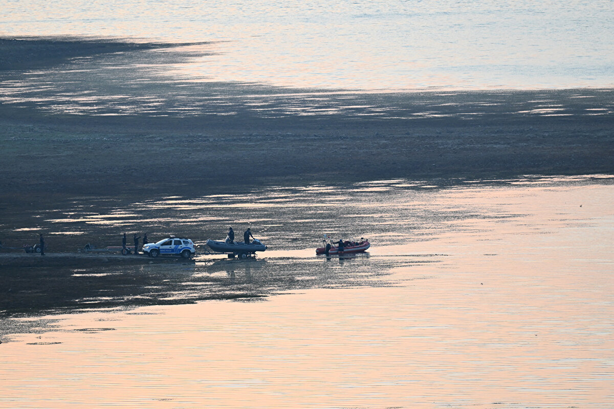 MENDERES'TEKİ YANGINLARA MÜDAHALE DEVAM EDİYOR<br><br>Keler Mahallesi'ndeki ormanlık alanda henüz belirlenemeyen nedenle yangın çıkmış, Tahtalı Barajı havzasında geniş bir alana yayılan yangının, sarp arazide etkili olması nedeniyle karadan ve havadan ekip sayısı artırılmıştı. Menderes'teki orman yangınını söndürme çalışmaları da 9 uçak, 3'ü gece görüşlü olmak üzere 20 helikopter ile havadan 54 arazöz, 20 su ikmal aracı, 10 dozer, 10 ilk müdahale yer ekibi, 500 personelle karadan devam ediyor.<br><br>