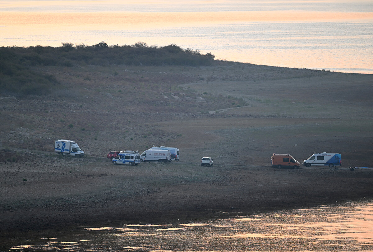 Kendi imkanlarıyla karaya çıkan mürettebatın sağlık durumunun iyi olduğu ve tedbir amaçlı hastaneye kaldırıldığı belirtildi. Diğer 3 mürettebat için arama-kurtarma çalışmasının sürdüğü bildirildi. Tarım ve Orman Bakanı İbrahim Yumaklı'nın da bölgede incelemelerde bulunması bekleniyor.<br><br>