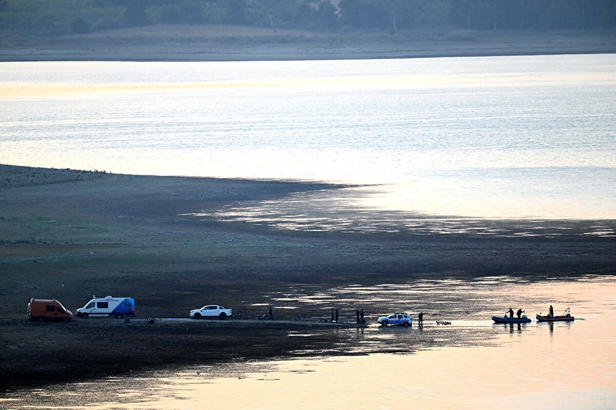 Menderes'in Keler Mahallesi yakınlarındaki ormanda, dün saat 14.00 sıralarında yangın çıktı. Bölgeden yükselen dumanları görenlerin ihbarı üzerine bölgeye İzmir Orman Bölge Müdürlüğü'ne ait 8 uçak, 18 helikopter, 46 arazöz, 13 su ikmal aracı, 7 dozer ve 7 ilk müdahale yer ekibi sevk edildi.<br><br>