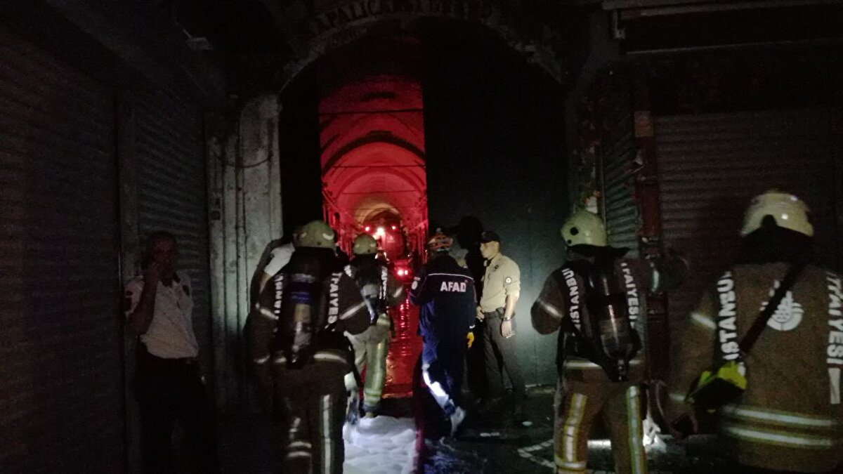 İhbar üzerine bölgeye çok sayıda itfaiye ekibi sevk edildi.<br>