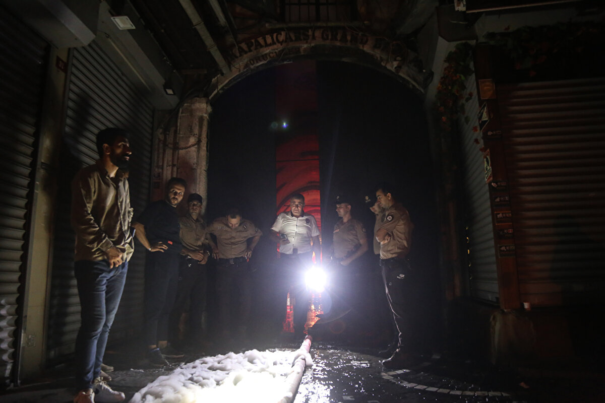 Yangına 25 araç ve 79 itfaiye personeli ile müdahale edildiği, AFAD İl Müdürlüğünden ise destek amaçlı 1 araç ile 5 personelin de bölgeye sevk edildiği öğrenildi.<br><br>