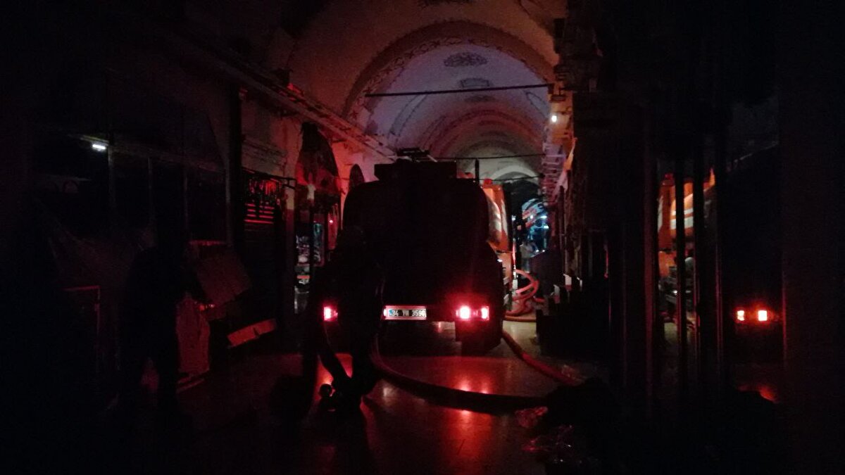 VALİ GÜL: YANGIN KONTROL ALTINDA<br><br>İstanbul Valisi Davut Gül sosyal medya hesabından "Kapalıçarşı'nın çatı katında meydana gelen yangın kontrol altına alınmış olup soğutma çalışmaları devam etmektedir. Geçmiş olsun." paylaşımında bulundu.