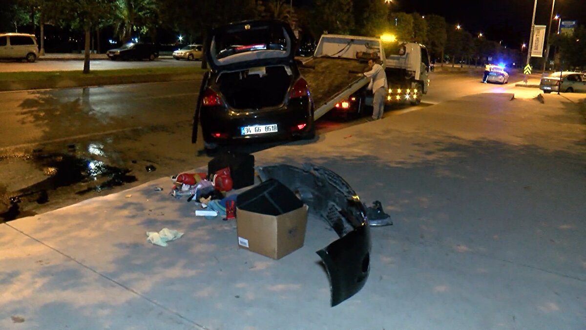 "OLAN ARABAYA OLDU"<br><br>Kazayı haber aldıktan sonra olay yerine gelen otomobilin sahibi A.T., “Çok şükür bir şey olmadı. Bütün polis ve sağlık ekiplerimize teşekkür ederim. Olan arabaya oldu. Sebebini bilmiyorum çünkü olay yerinde yoktum, araba benim üzerime. Allah'a şükür araç içerisindekilere çok bir şey olmadı" dedi.