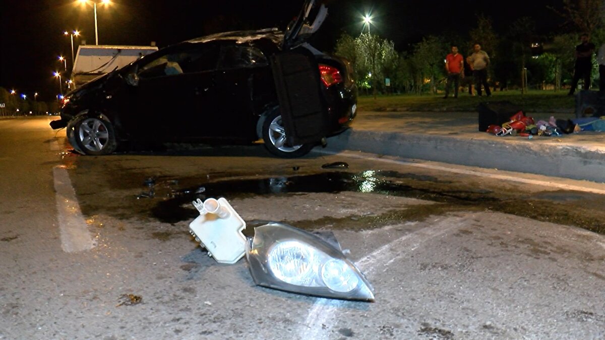 İddiaya göre, Maltepe istikametine seyir halinde bulunan Veysi Eraç'ın kullandığı 34 GG 8618 plakalı otomobil, sürücüsünün direksiyon hakimiyetini kaybetmesi üzerine refüjdeki ağaca çarptı ve takla attı. Kazada otomobildeki 3 kişi yaralandı.<br>