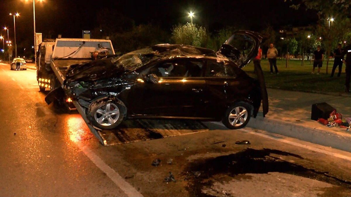 Otomobilin sürücüsü Veysi Eraç'ın otomobili arkadaşından ödünç aldığı öğrenildi. Hastaneye kaldırılan yaralıların sağlık durumunun iyi olduğu belirtilirken, polis kaza ile ilgili inceleme başlattı. <br><br>
