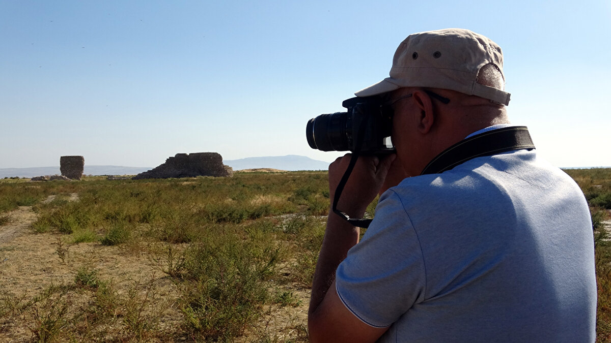 Urartu Krallığı zamanında Van Gölü sahilinde inşa edilen ve Osmanlı döneminde de onarımdan geçirilerek kullanılan kaledeki kalıntılar su altında varlığını koruyor.<br>